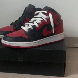 Jordans 1 mid - Säljer mina Jordans 1 mid! dem va för små för mig använda ca 5 gånger 