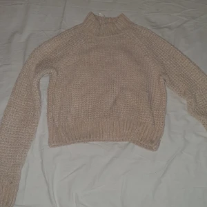 Tjocktröja - Begagnad ljusbeige tjocktröja, köpt på H&M. Lite croppad