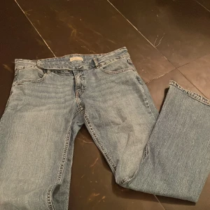 Ginatricot jeans - lågmidjade, utsvängda 