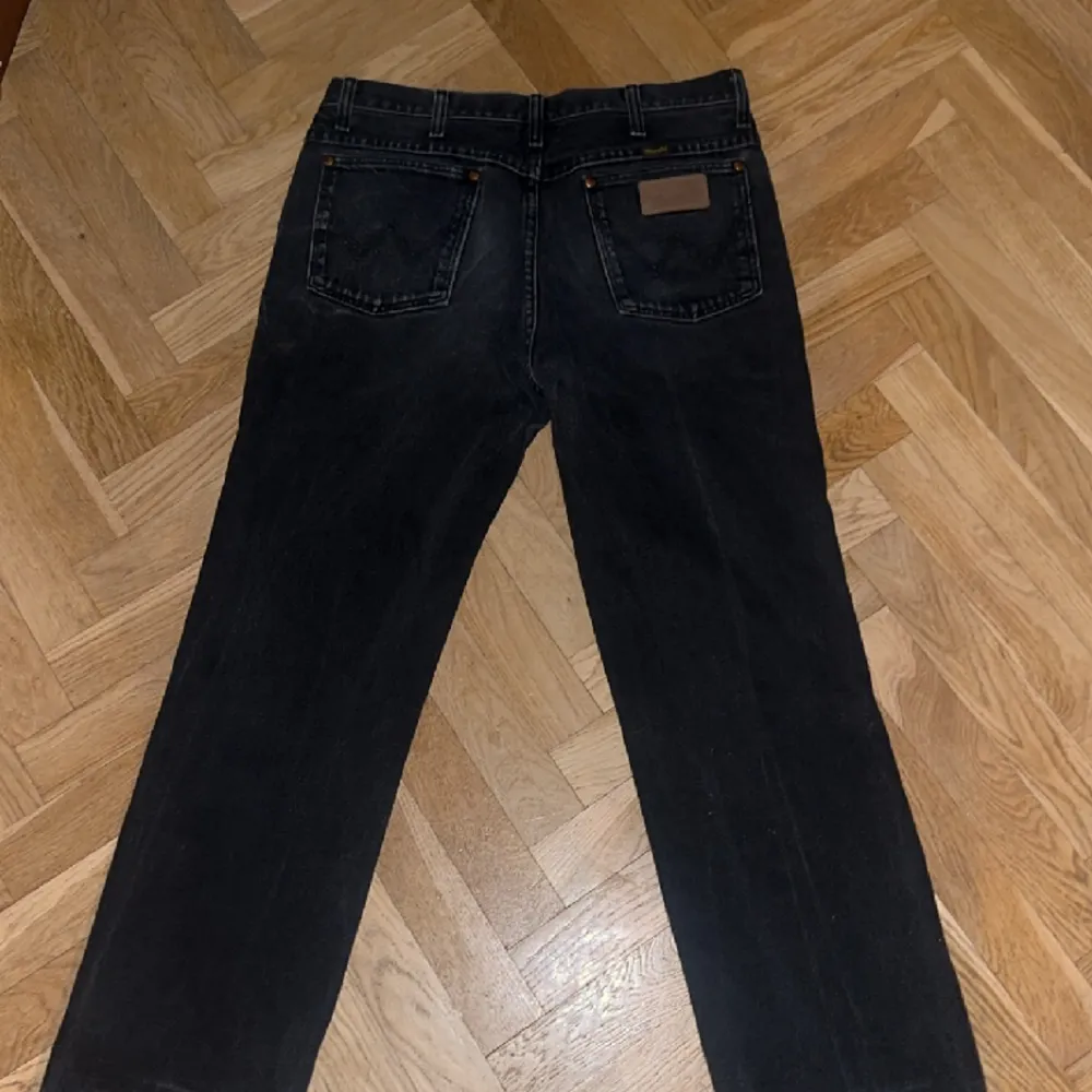 Säljer nu dessa helt snygga wrangler jeans, straight leg jeans som sitter underbart både på längden och i midjan.. Jeans & Byxor.