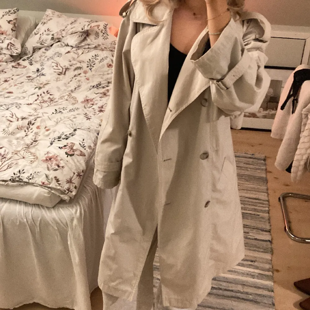 Super fin ljusbeige trenchcoat som tyvärr inte kommer till användning längre. Oversized på mig, skulle uppskatta att storleken är L/XL. Kom gärna med prisförslag. . Jackor.