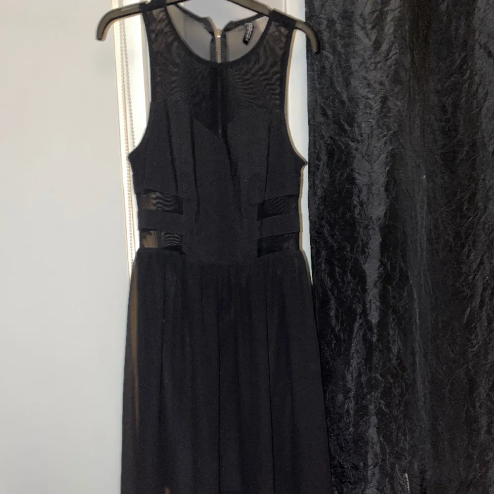 lång svart fin klänning som blivit för liten. den har två slitsar på varje sida (bild 2) 💕. Klänningar.