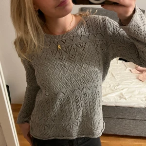 Grå hålig stickad tröja - Jättecool och fin🤍🖤