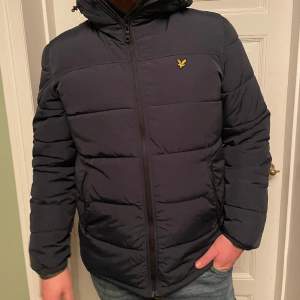 Lyle & Scott vinterjacka med luva, till herr i storlek XL. Använd fåtal gånger så mycket fint skick! 