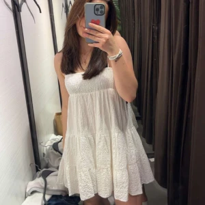 Zara klänning  - Säljer värdens sötaste klänning från zara som inte säljs längre💓andvänd 1 gång och nu ligger den i garderoben och inte amdvänds, inga defekter helt som ny!