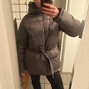 Puffer jacka - Säljer denna snygga puffer jacka i mycket bra skick💕💕skriv till mig vid frågor och bud! Köpare står för frakt!
