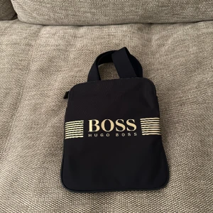 Hugo boss axelremsväska - Använd fåtal gånger, jätte bra skick. Vid fler frågor är det bara att skriva.