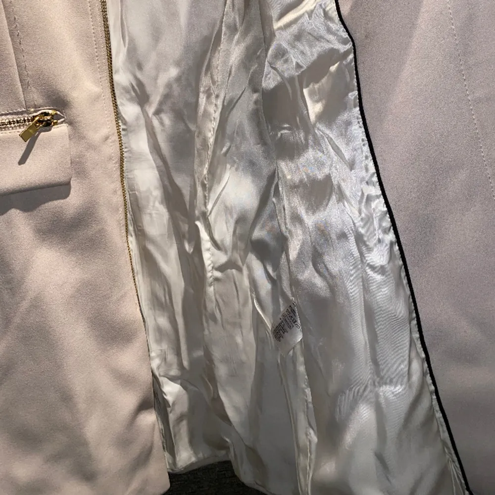 En jättefin beige/rosa jacka/rock med guldiga detaljer från H&M. I storlek S/36. Jackan har puff-armar! Den har lite sminkfläckar vid kragen, men det går säkert bort i tvätten! Skriv privat för mer bilder och info.. Jackor.