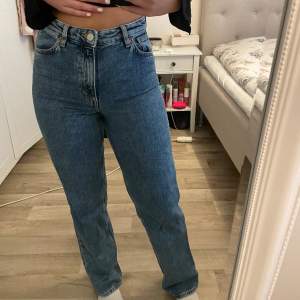 Högmidjade jeans från Monki som tyvärr aldrig kommer till användning. Jag är ca 167 cm. 