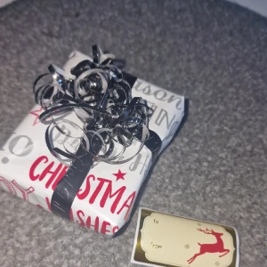 Julklapp  - Super fin och söt julklapp med innehåll av smycken. Bild på innehållet kan absolut skickas!🎅  Nypris ca 170kr  Klisterlappen medföljer