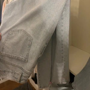 Bootcut jeans med slit - Bootcut jeans med slit från  New Yorker aldrig använda köpta för 350kr storlek 38 