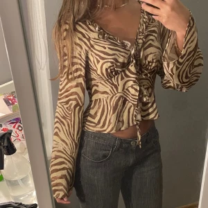 Blus  - Jätte fin blus som inte kommer till användning. Den är i mycket bra skick. Pris kan diskuteras❤️