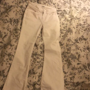 Vita Ivy jeans - Vita nya Oanvända Ivy jeans, köptes för små storlek 24/28 m liten skada på knappen. 
