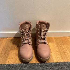 Vinterstövlar - Fodrade rosa vinterstövlar. Pris kan diskuteras 