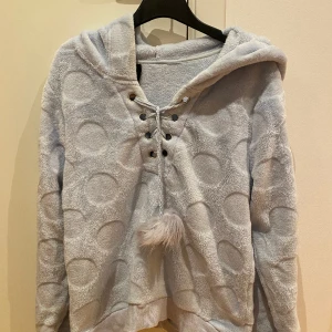 Ljusblå mjukiströja - Säljer denna supergossiga ljusblåa ”hoodien” som är perfekt nu till vintern. Den är köpt på hunkemöller och är i fint skick.💕