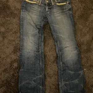 Secondhand jeans med bra passform, ge gärna prisförslag