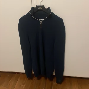 Zara halfzip  - Hej! Säljer nu denna riktigt snygga half zippen i stl M från zara då den inte kommer till användning. Har bara använt den ca 3 ggr. Nypris: 499 kr Mitt pris: 149kr!