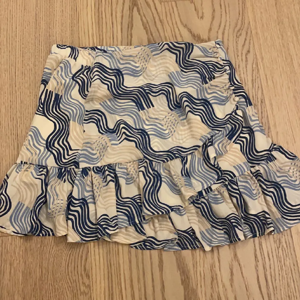 Säljer min fina kjol från ginatricot som är perfekt till sommaren!💕 inga defekter och använd typ två gånger!💕. Kjolar.