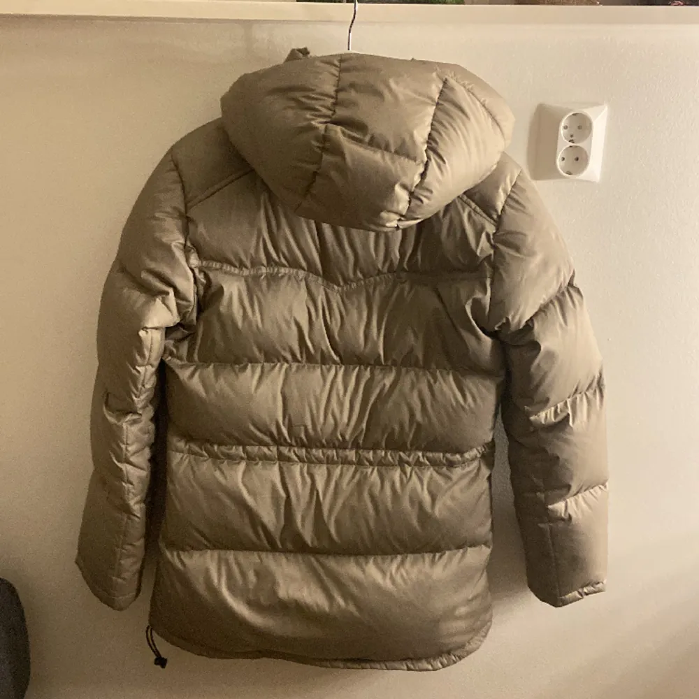 Säljer nu en väldigt fin och sparsam är använd boomerang jacka i beige, inga difekter eller sådant och kommer från ett rökfritt hem.. Takit.