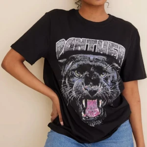 Nelly tröja - Super cool tröja från Nelly! Älskade den här tröjan förut men är inte längre min stil! Använd några gånger men är fortfarande i bra skick! Köpt för 300kr