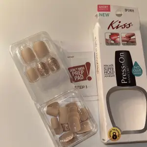 Press on naglar från Kiss som inte behöver lim! Dem är matta💗 Kontakta för mer info