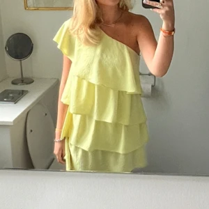 Gul klänning!  - Intressekoll på denna superfina klänning!  Säljer endast vid bra bud🥰 Använd några gånger men i ett väldigt sparsamt skick! 😗 Skriv förfört bilder