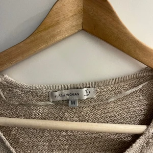 stickad tröja  - stickad kortärmad tröja i beige färg. V ring och är i bra kondition.  Kunden står för frakten (ca 20kr). 