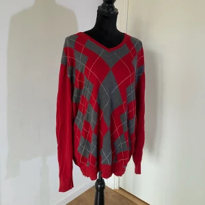 Röd rutig tröja - Söt stivkadtröja perfekt till Julen! Storleken är XL men sitter lite fint oversized på någon som är M. Den är i bra skick och är lite längre pga storleken. Kontakta gärna mig för frågor, betalning sker via swish! ⭐️❤️‍🩹
