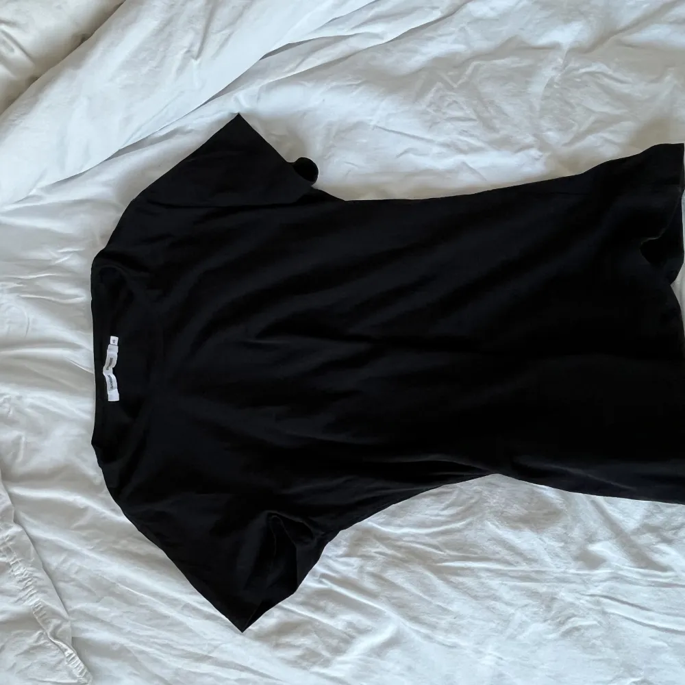 Basic svart t-shirt från Samsøe samsøe, storlek XS men lite mer avslappnad/oversized i storleken. Nypris runt 500 kr. ⭐️. T-shirts.