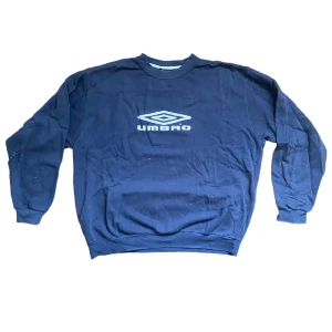 Umbro sweatshirt - Snygg tröja med lite vita målar fläckar på
