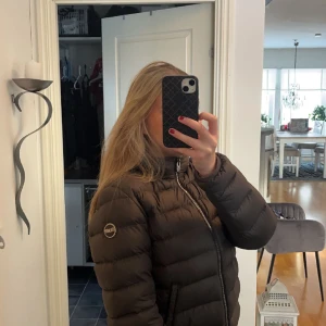 Colmar Jacka! - Colmar jacka använd en säsong så i bra skick förutom att jag behövt laga den en gång se tredje bilden, men det är inget som syns eller som någon tänker på eftersom att den sitter på under armen💕