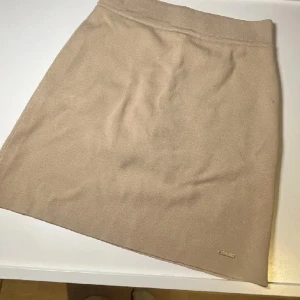 Aimn beige kjol - En fin och bekväm kjol från Aimn. Den har ett par cykel shorts fast sydda på insidan som gör de lite mer ”säkrare” och sportig. Har aldrig använt dem och har kvar prislappen