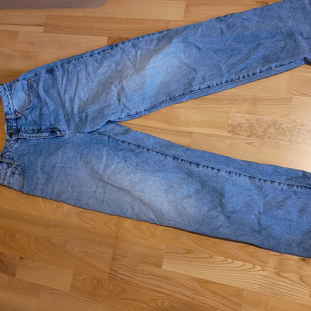 Högmidjade ljusblå jeans från abrand jeans, super sköna! Ordinarie pris 350kr +frakt 💗. Jeans & Byxor.