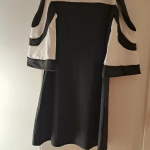 Svar klänning - Fin svar vitt klännig frå Shien  Hel ny