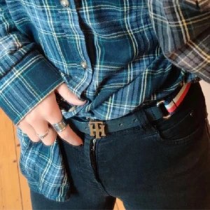 Rött vitt marinblått skärp - Säljer mitt bälte/skärp från Tommy Hilfiger. Storleksmässigt skulle jag säga att det passar runt midjan på S. Orginalpris 450 kr 👍