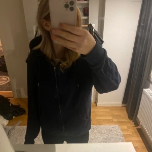 Sip hoodie - Säljer min marinblå sip hoodie i storlek S❣️