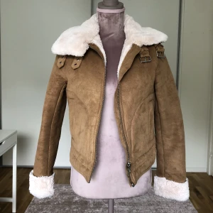 Jacka - Mysig jacka i beige med vita detaljer  