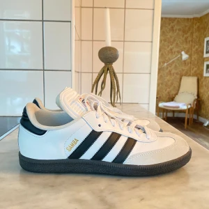 Adidas Samba - Ett par nya Adidas Samba Classic. Säljs i utmärkt skick efter en användning. Säljs i storlek 40. Har tyvärr inget kvitto kvar men QR-koden leder direkt till Adidas hemsida! Vid funderingar skriv gärna!! 💕💕