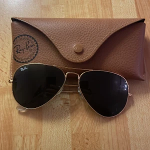 Ray - bay solglasögon  - Säljer just nu perfekta Ray - ban solglasögon till ett väldigt bra pris. Perfekta för stranden osv