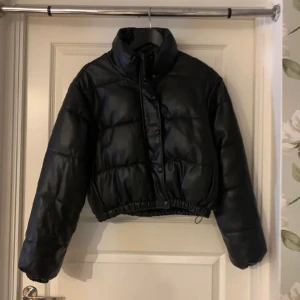 Zara puffer jacket  - Otroligt fin jacka från Zara, är välanvänd men ingen skråma vad jag kan se, är med andra ord väldigt tålig. Den är i storlek xs, men skulle säga att den passar S också, då den är väldigt rymlig och man kan ha tjocka tröjor under!!