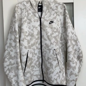 Nike Tech Fleece - Jag säljer min Nike Tech Fleece i vit camo, skick 9/10 då den är använd sparsamt. Finns inte att köpa lägre. Köpare står för frakt. 