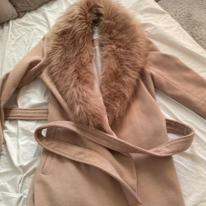 Beige kappa. - Beige köpa från bubbelroom storlek 34.