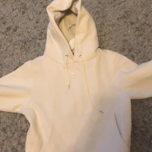 Nike vintage hoodie - Nike vintage hoodie i storlek m  Säljer för att den inte används färgen är ej vit den är beige  längre 