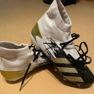 Adidas predator 20.1 - Helt nya skor, använda en gång men var tyvärr fel storlek, säljer vidare. Priset går att diskutera. Storlek 40 2/3