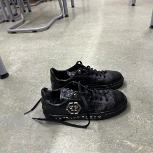 Phillip plein - Phillip plein skor lite skadade där bak skick 7/10. 