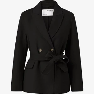 Selected Femme kavaj i ull - Köpt för 1900 kr på Nelly i våras använd fåtal gånger nu i höstas, säljes för 500 kr. Skick: Ren, fin, bra. Färg: Svart Storlek: 34  Material: 50% Ull, 45% Polyester, 5% Andra fibrer Namn: SLFTARA HANDMADE JACKET B NOOS