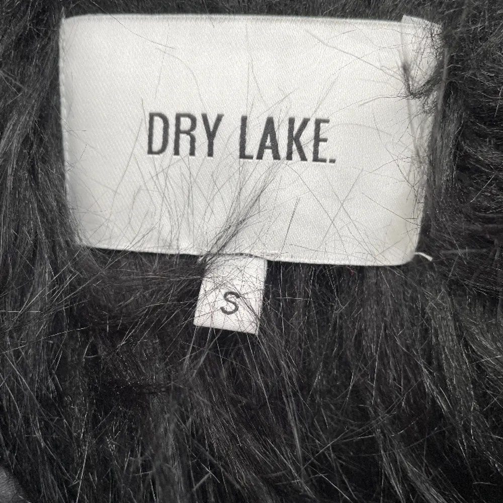 Jacka från Dry Lake.  Storlek: S Material: Polyester Akryl Använd, men utan anmärkning.. Jackor.