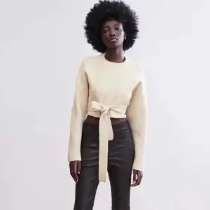Jättesöt stickad tröja från Zara med öppning i ryggen! Storlek S, och den är aldrig använd (förutom till bilden). Slut på hemsidan och nypris 399kr säljs för 200.🥰