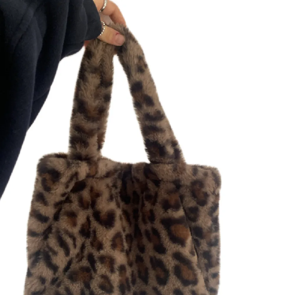 🐆Info: as cool fluffig handväska med leopard mönster 🐆Skick: knappt använd 🐆Bredd: 34cm  🐆Höjd: 28cm  🐆Axelband: 46cm. Väskor.