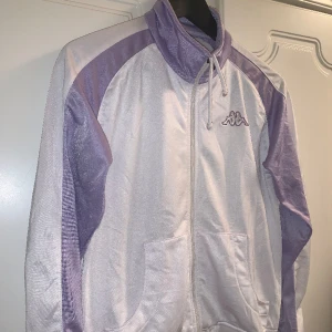 Kappa tracktop, size XS - Kappa tracktop i storlek medium, fint skick utan synligt slitage. Du får den nytvättad, såklart. Finns att hämta i Tallkrogen, Enskede. Annars kan jag posta, du står för frakten :) mvh Maria 